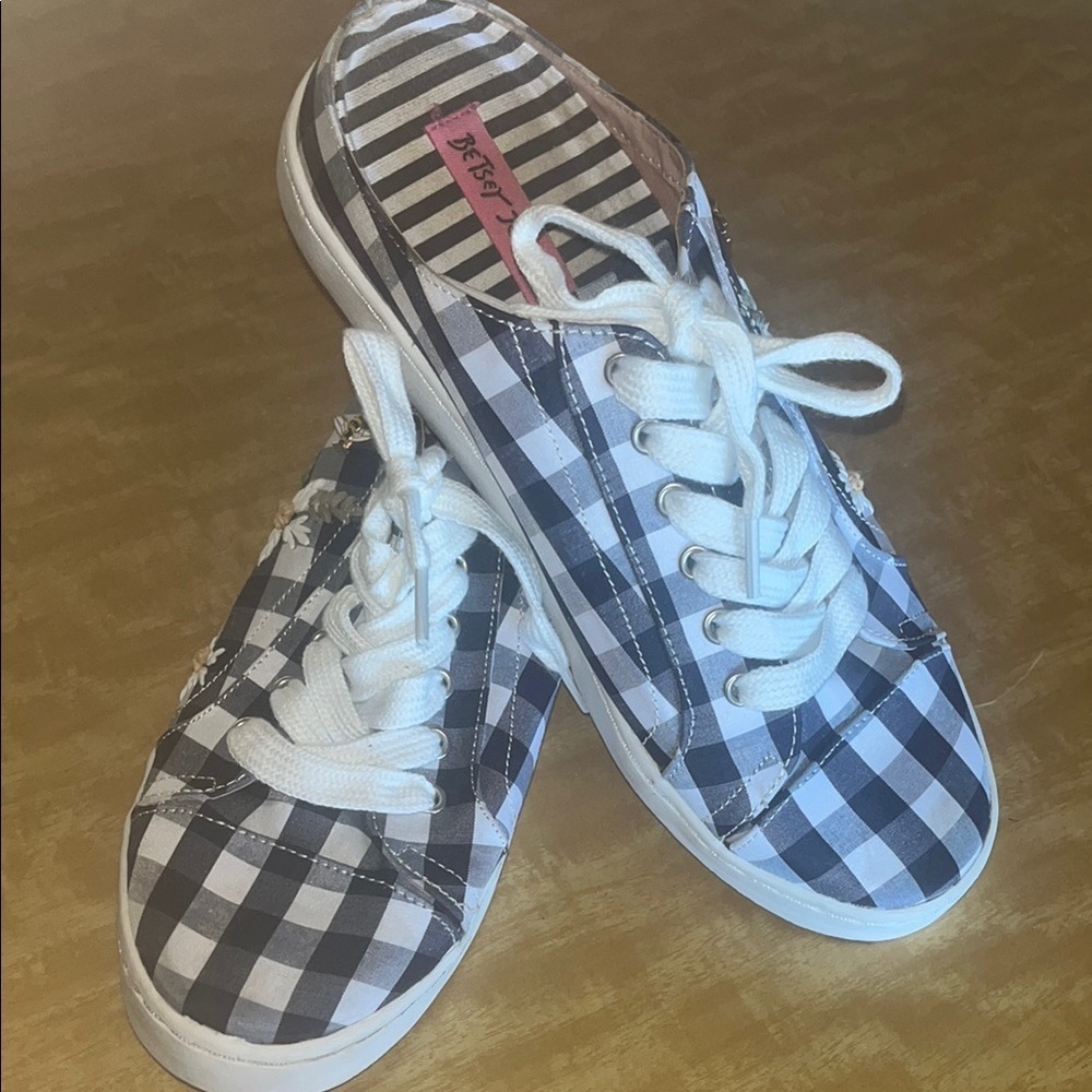 Betsey Johnson Navy & White Checkered Slide sneakers flowers & bees size 7.5